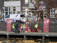 905706 Afbeelding van de voorbereidingen voor de aankomst van Sinterklaas op het grote plankier bij de Bemuurde Weerd ...